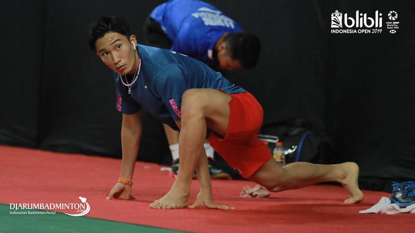 Kento Momota (Jepang) saat melakukan pemanasan sebelum bertanding. Kento Momota (Jepang) saat melakukan pemanasan sebelum bertanding.