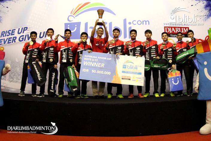 Tim U-17 putra Djarum Kudus berfoto bersama trofi Blibli.com Superliga Junior 2017 Tim U-17 putra Djarum Kudus berfoto bersama trofi Blibli.com Superliga Junior 2017