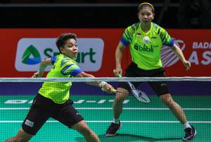 Greysia Polii/Apriyani Rahayu (Indonesia) mengembalikan shuttlecock.