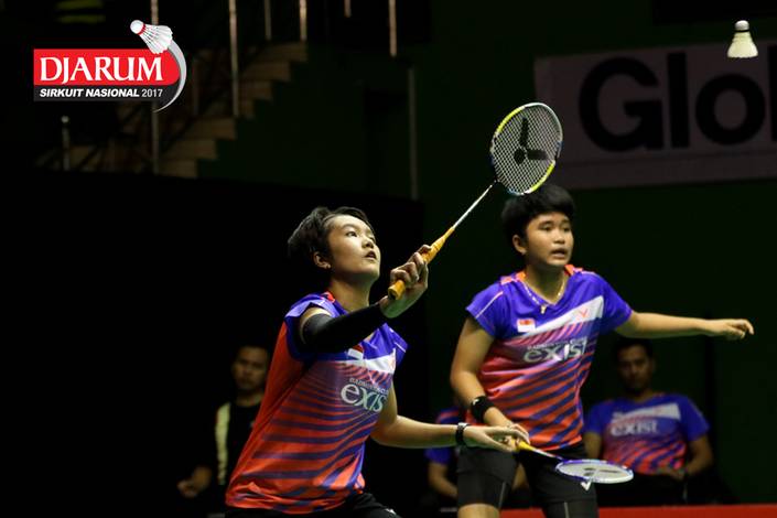 Nita Violina Marwah/Putri Syaikah mengembalikan shuttlecock. Nita Violina Marwah/Putri Syaikah mengembalikan shuttlecock.