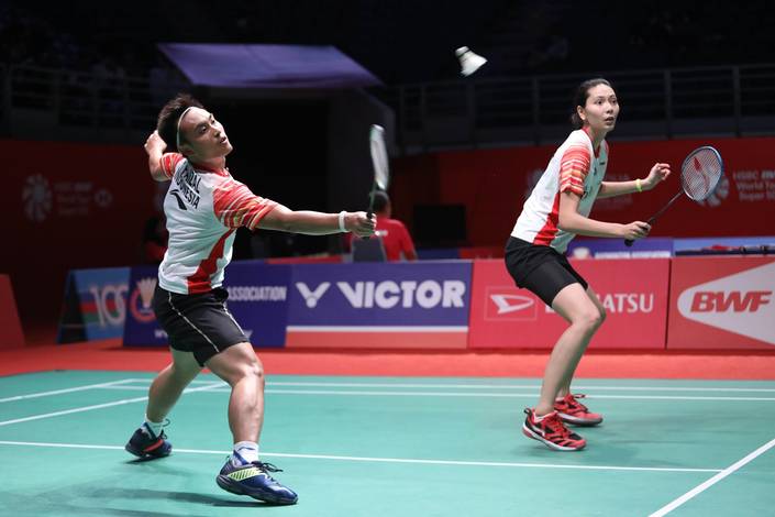 Hafiz Faizal/Gloria Emanuelle Widjaja (Indonesia) mengembalikan shuttlecock. Hafiz Faizal/Gloria Emanuelle Widjaja (Indonesia) mengembalikan shuttlecock.
