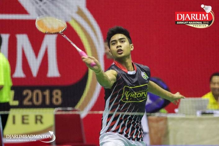 Andi Fadel Muhammad (PB Victory) bersiap menyambut pengembalian.
