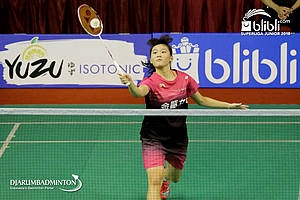 Chien Tzu Huang (Keelung High School Chinese Taipei) bersiap menyambar pengembalian.