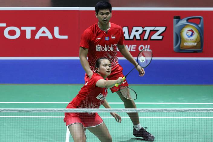 Praveen Jordan/Melati Daeva Oktavianti (Indonesia) mengembalikan shuttlecock. Praveen Jordan/Melati Daeva Oktavianti (Indonesia) mengembalikan shuttlecock.