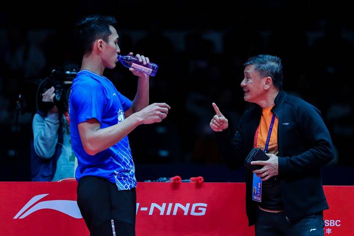 Hendry Saputra (kanan) saat memberikan arahan kepada Jonatan Christie. Hendry Saputra (kanan) saat memberikan arahan kepada Jonatan Christie.