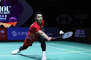 Jonatan Christie (Indonesia) menghadang pengembalian.