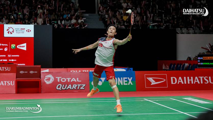 Kento Momota (Jepang) menghadang pengembalian. Kento Momota (Jepang) menghadang pengembalian.