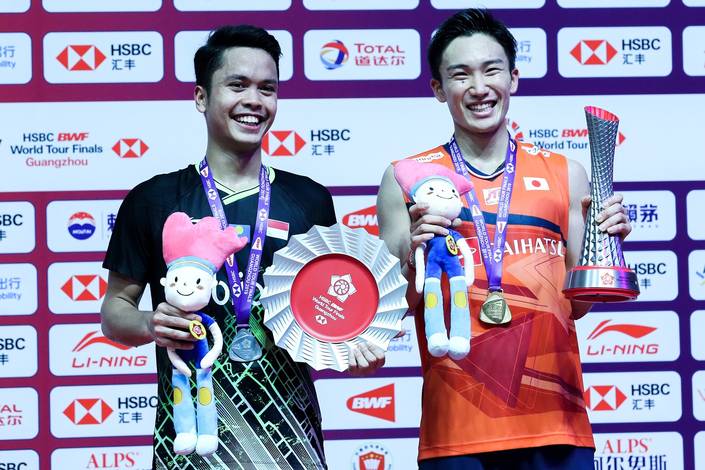 Tunggal putra nomor satu Indonesia, Anthony Sinisuka Ginting (kiri) bersama tunggal putra Jepang nomor satu dunia, Kento Momota saat di podium juara. Tunggal putra nomor satu Indonesia, Anthony Sinisuka Ginting (kiri) bersama tunggal putra Jepang nomor satu dunia, Kento Momota saat di podium juara.