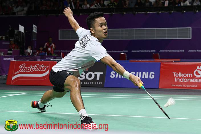 Anthony Sinisuka Ginting mengembalikan shuttlecock. Anthony Sinisuka Ginting mengembalikan shuttlecock.
