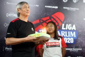 Legenda bulutangkis Indonesia, Christian Hadinata (kiri) mendapatkan kejutan di hari ulang tahunnya yang ke-71.