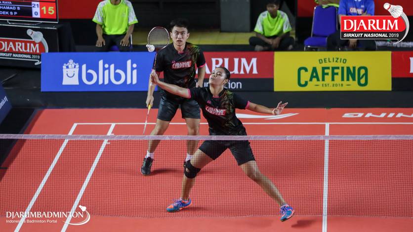 Reinard Dhanriano/Rayhan Vania Salsabila (PB Mutiara Cardinal) mengembalikan shuttlecock. Reinard Dhanriano/Rayhan Vania Salsabila (PB Mutiara Cardinal) mengembalikan shuttlecock.