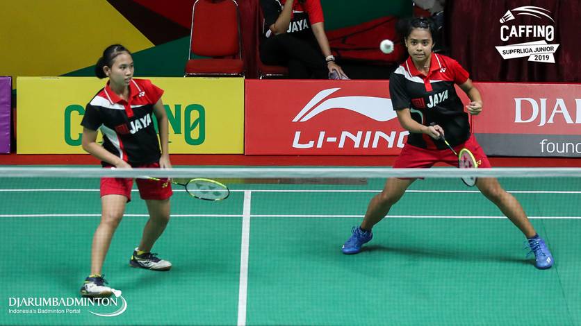 Sabrina Ajeng Takira/Savira Nurul Husnia (Jaya Raya) mengembalikan shuttlecock. Sabrina Ajeng Takira/Savira Nurul Husnia (Jaya Raya) mengembalikan shuttlecock.