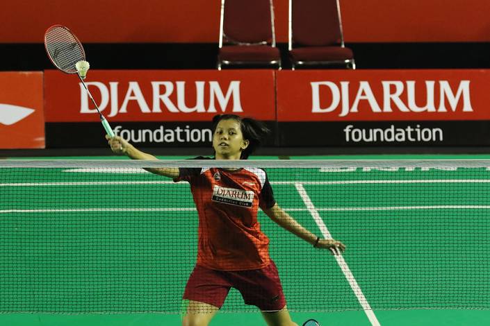Ruzana (PB Djarum Kudus) bersiap menyambar pengembalian tanggung. Ruzana (PB Djarum Kudus) bersiap menyambar pengembalian tanggung.