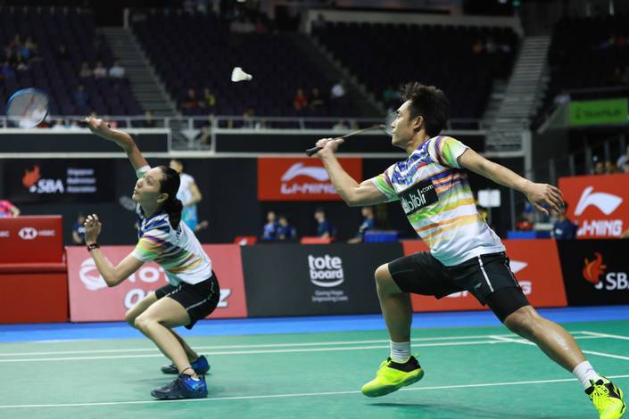 Hafiz Faizal/Gloria Emanuelle Widjaja (Indonesia) bersiap menghadang pengembalian. Hafiz Faizal/Gloria Emanuelle Widjaja (Indonesia) bersiap menghadang pengembalian.