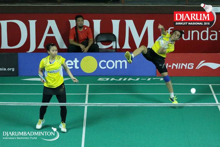 Dian Fitriani/Nadiya Melati (Pertamina Fastron) melepaskan serangan. Dian Fitriani/Nadiya Melati (Pertamina Fastron) melepaskan serangan.