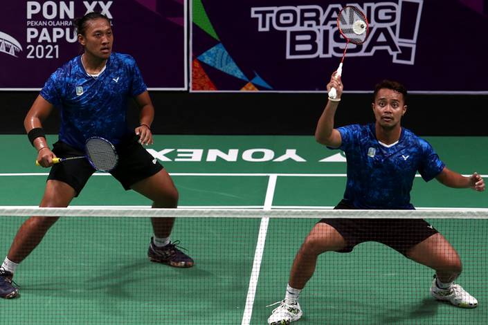 Atlet Jawa Timur Rehan Naufal Kusharjanto mengembalikan kok ke lawan pada laga penyisihan grup PON Papua 2021 (PON Papua 2021/Hadi Abdulloh) Atlet Jawa Timur Rehan Naufal Kusharjanto mengembalikan kok ke lawan pada laga penyisihan grup PON Papua 2021 (PON Papua 2021/Hadi Abdulloh)