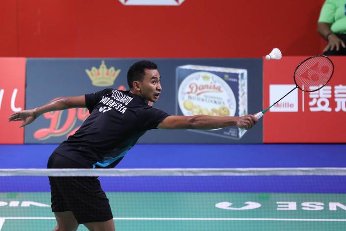 Tommy Sugiarto (Indonesia) mengembalikan shuttlecock. Tommy Sugiarto (Indonesia) mengembalikan shuttlecock.