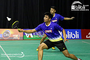 Lutfi Afriand/Zank Oscario Dewangga (Mutiara Cardinal) mengembalikan shuttlecock.