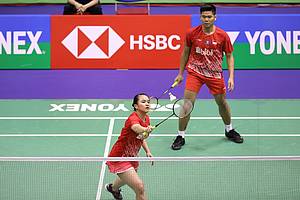 Praveen Jordan/Melati Daeva Oktavianti (Indonesia) mengembalikan shuttleccock.