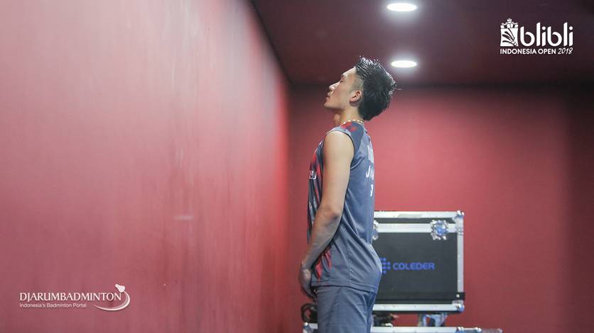 Kento Momota tengah bersiap diri sebelum bertanding. Kento Momota tengah bersiap diri sebelum bertanding.