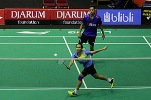 Rian Swastedian/Nadyia Melati (Jaya Raya Jakarta/Pertamina Fastron) mengembalikan shuttlecock.