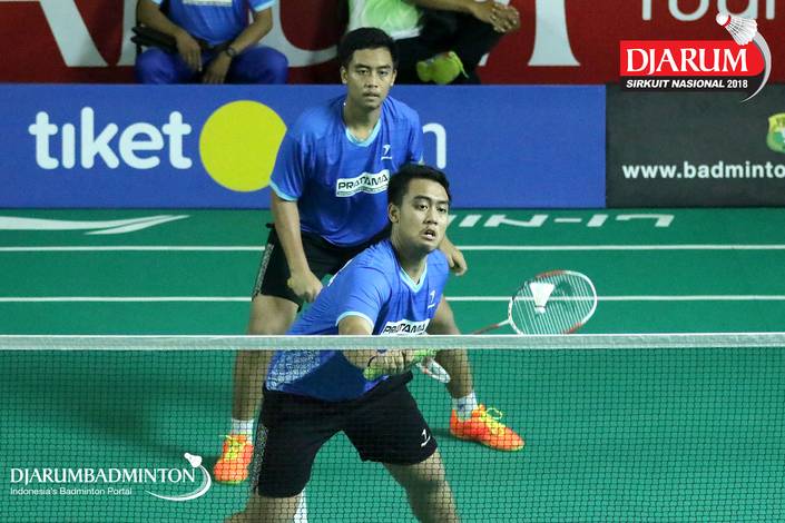 Syahrizal Dafandi Arafixqli/Syahrozi Dafandi Arafixqli (Pratama Badminton Academy) mengembalikan shuttlecock. Syahrizal Dafandi Arafixqli/Syahrozi Dafandi Arafixqli (Pratama Badminton Academy) mengembalikan shuttlecock.