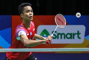 Anthony Sinisuka Ginting (Indonesia) bersiap menyambut pengembalian.