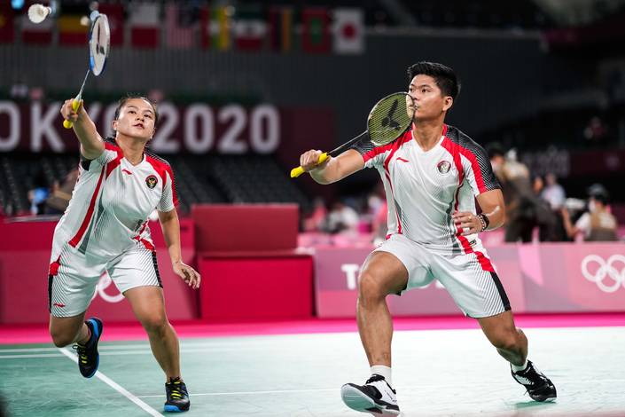 Praveen Jordan/Melati Daeva Oktavianti (Indonesia) mengembalikan shuttlecock. (Foto: BADMINTONPHOTO: Shi Tang) Praveen Jordan/Melati Daeva Oktavianti (Indonesia) mengembalikan shuttlecock. (Foto: BADMINTONPHOTO: Shi Tang)