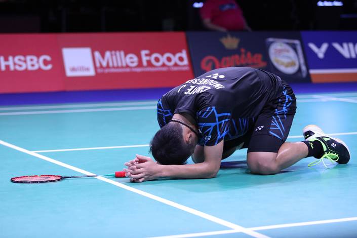 Ekspresi kekecewaan Jonatan Christie. Ekspresi kekecewaan Jonatan Christie.