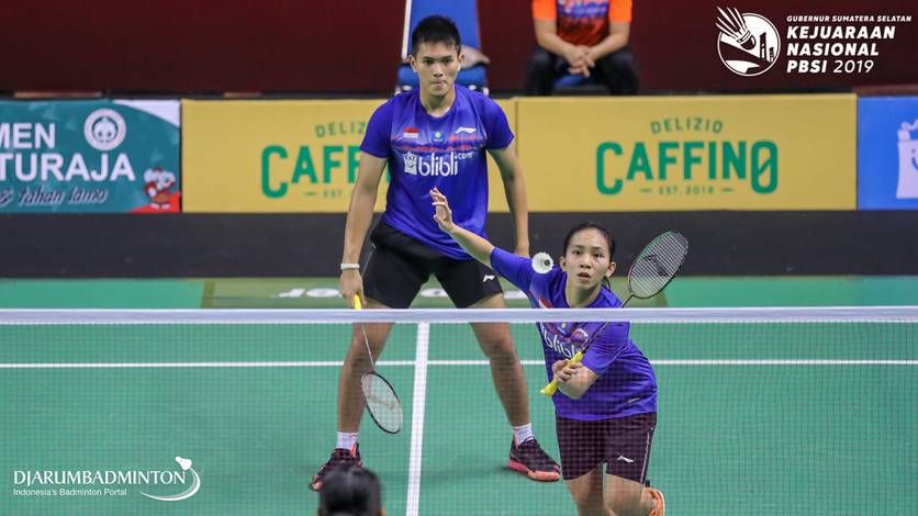 Adnan Maulana/Mychelle Crhystine Bandaso (DKI Jakarta/Jawa Tengah) bersiap menyambut pengembalian. Adnan Maulana/Mychelle Crhystine Bandaso (DKI Jakarta/Jawa Tengah) bersiap menyambut pengembalian.
