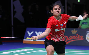 Gregoria Mariska Tunjung (Indonesia) bersiap menyambut pengembalian.