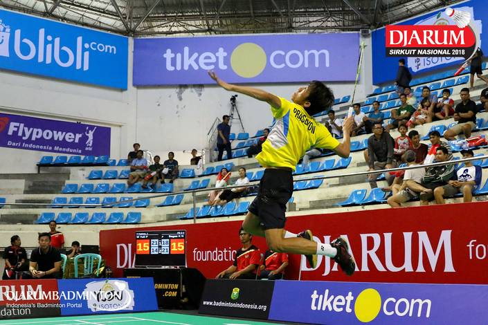 Wisnu Yuli Prasetyo (PB Pertamina Fastron) bersiap melepaskan jumping smash.