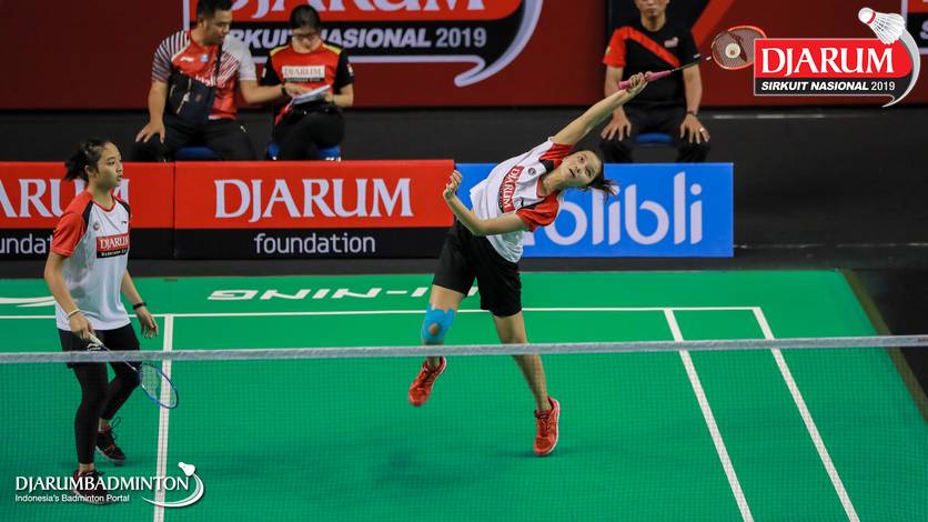 Salli Lin/Sintia Dewi Yuliani (PB Djarum Kudus) mengembalikan shuttlecock.