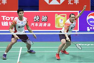 Praveen Jordan/Melati Daeva Oktavianti (Indonesia) bersiap menyambut pengembalian.