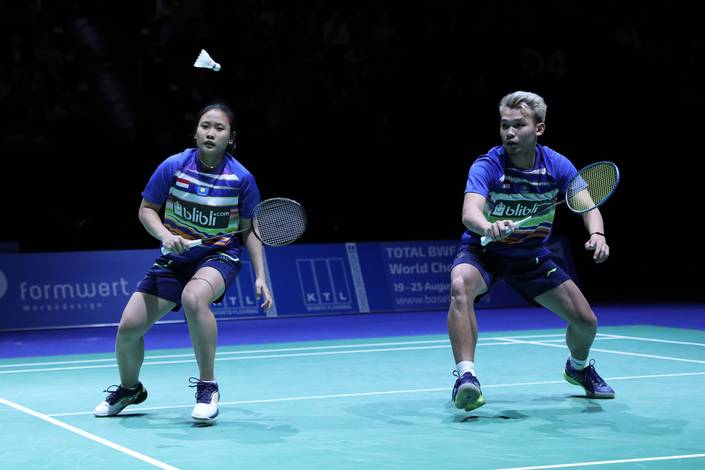 Rinov Rivaldy/Pitha Haningtyas Mentari (Indonesia) bersiap menyambut pengembalian. Rinov Rivaldy/Pitha Haningtyas Mentari (Indonesia) bersiap menyambut pengembalian.