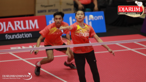 Arya Adi Saputra/Putri Larasati (PB Exist) menyambar pengembalian.