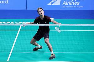Firman Abdul Kholik (Indonesia) mengembalikan shuttlecock.