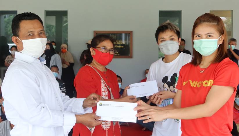 Ganda putri Indonesia, Greysia Polii/Apriyani Rahayu (kanan) usai menjalani syukuran bersama karyawan PBSI. (Foto: PP PBSI) Ganda putri Indonesia, Greysia Polii/Apriyani Rahayu (kanan) usai menjalani syukuran bersama karyawan PBSI. (Foto: PP PBSI)