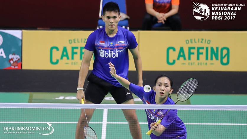 Adnan Maulana/Mychelle Crhystine Bandaso (DKI Jakarta/Jawa Tengah) menyambut pengembalian. Adnan Maulana/Mychelle Crhystine Bandaso (DKI Jakarta/Jawa Tengah) menyambut pengembalian.