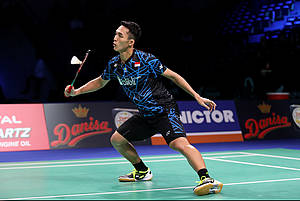 Jonatan Christie menghadang serangan.