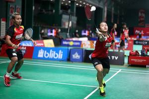 Rehan Naufal Kusharjanto/Lisa Ayu Kusumawati mengembalikan shuttlecock.