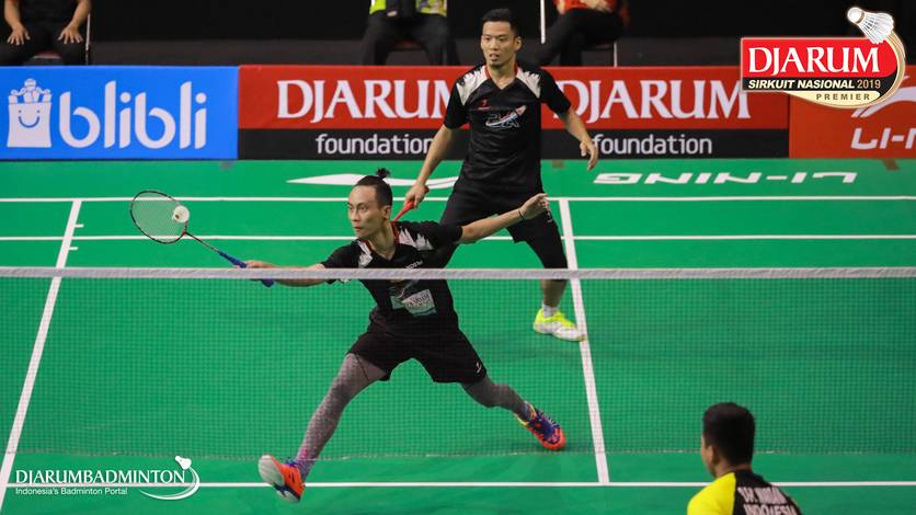 Agripina Primarahmanto Putera/Lukhi Apri Nugroho (PB Berkat Abadi) mengembalikan shuttlecock. Agripina Primarahmanto Putera/Lukhi Apri Nugroho (PB Berkat Abadi) mengembalikan shuttlecock.