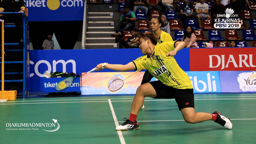 Apriyani Rahayu/Della Destiara Haris (Jaya raya) mengembalikan shuttlecock. Apriyani Rahayu/Della Destiara Haris (Jaya raya) mengembalikan shuttlecock.