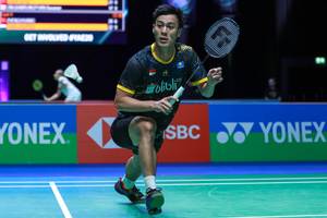 Shesar Hiren Rhustavito (Indonesia) bersiap menyambut pengembalian. (Foto: PP PBSI)