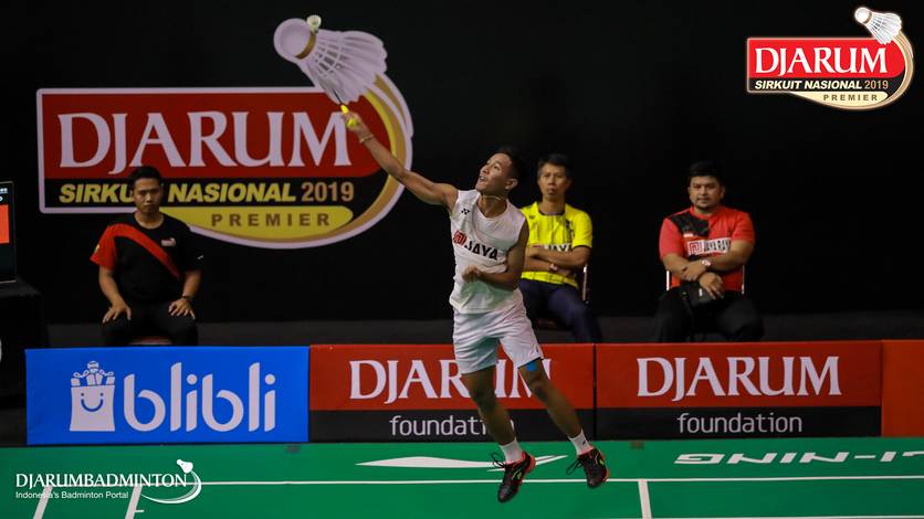 Nyoman Tryadnya Arya Kurniawan (Jaya Raya) melepaskan serangan. Nyoman Tryadnya Arya Kurniawan (Jaya Raya) melepaskan serangan.