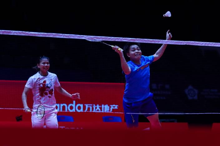 Greysia Polii/Apriyani Rahayu (Indonesia) bersiap menyambar pengembalian. Greysia Polii/Apriyani Rahayu (Indonesia) bersiap menyambar pengembalian.