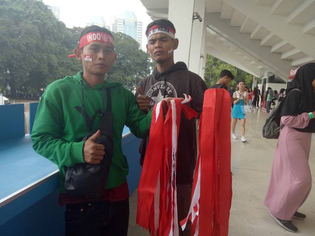 Pengunjung yang mendukung Blibli Indonesia Open 2019 sambil berjualan.