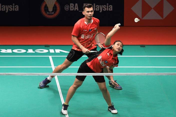 Rinov Rivaldy/Pitha haningtyas Mentari bersiap menyambar pengembalian tanggung. Rinov Rivaldy/Pitha haningtyas Mentari bersiap menyambar pengembalian tanggung.
