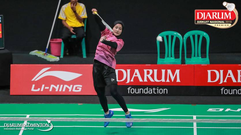 Hanna Ramadini (Mutiara Cardinal) melepaskan serangan. Hanna Ramadini (Mutiara Cardinal) melepaskan serangan.