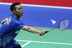 Jonatan Christie (Indonesia) menghadang serangan.